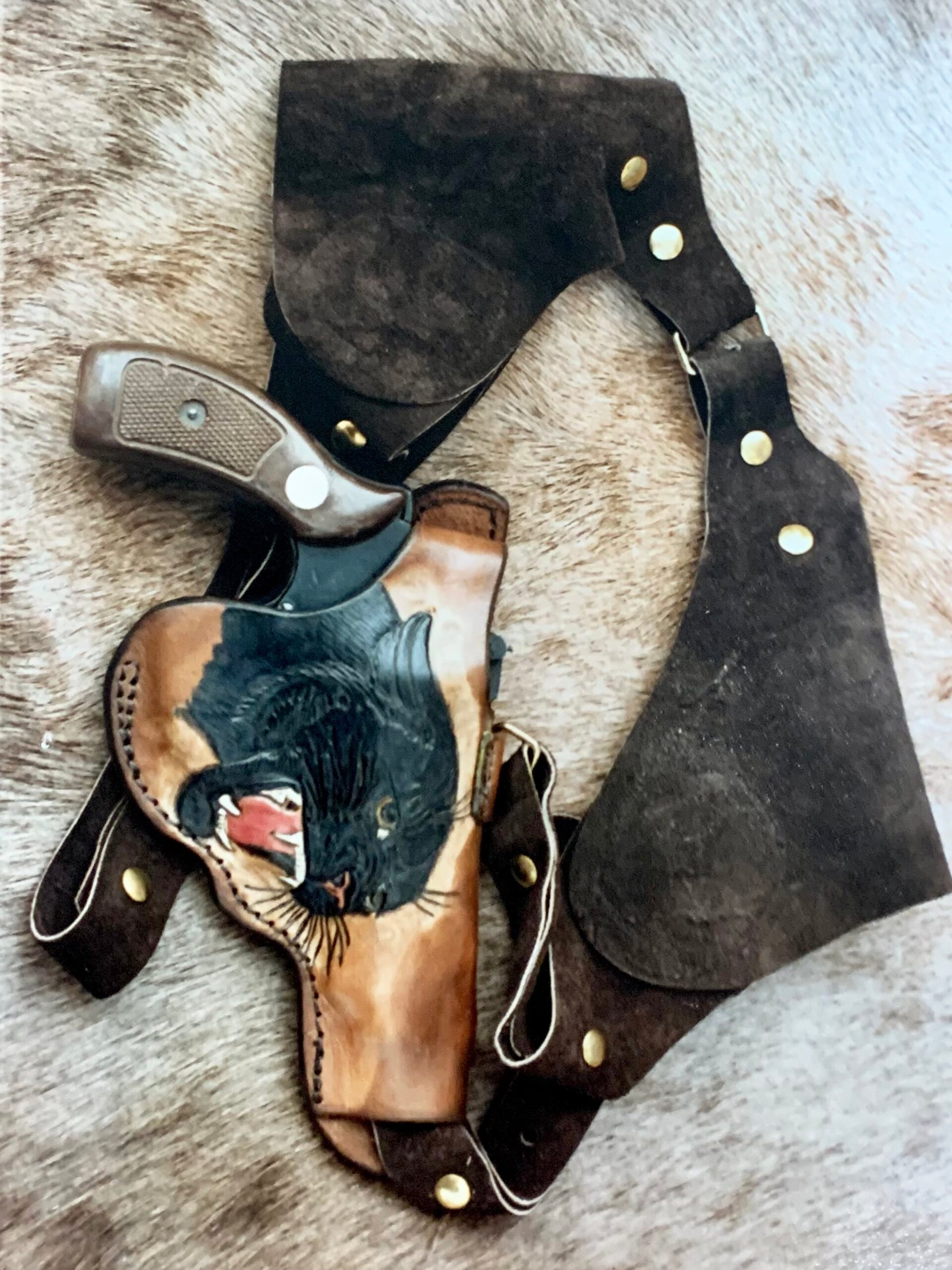 An application scenario or product detail of custom leather holsters - Image 14
