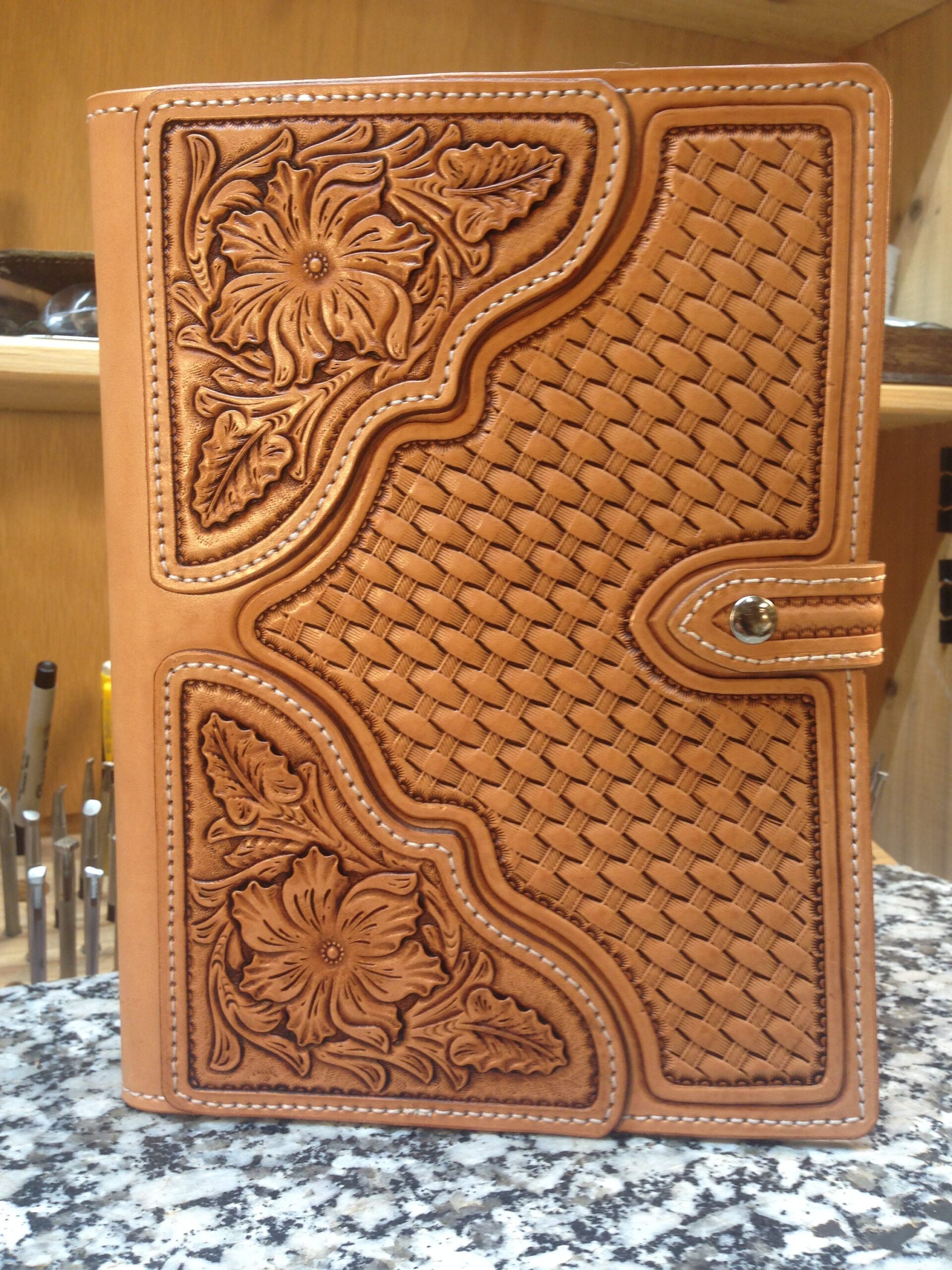 An application scenario or product detail of custom leather ipad case - Image 18