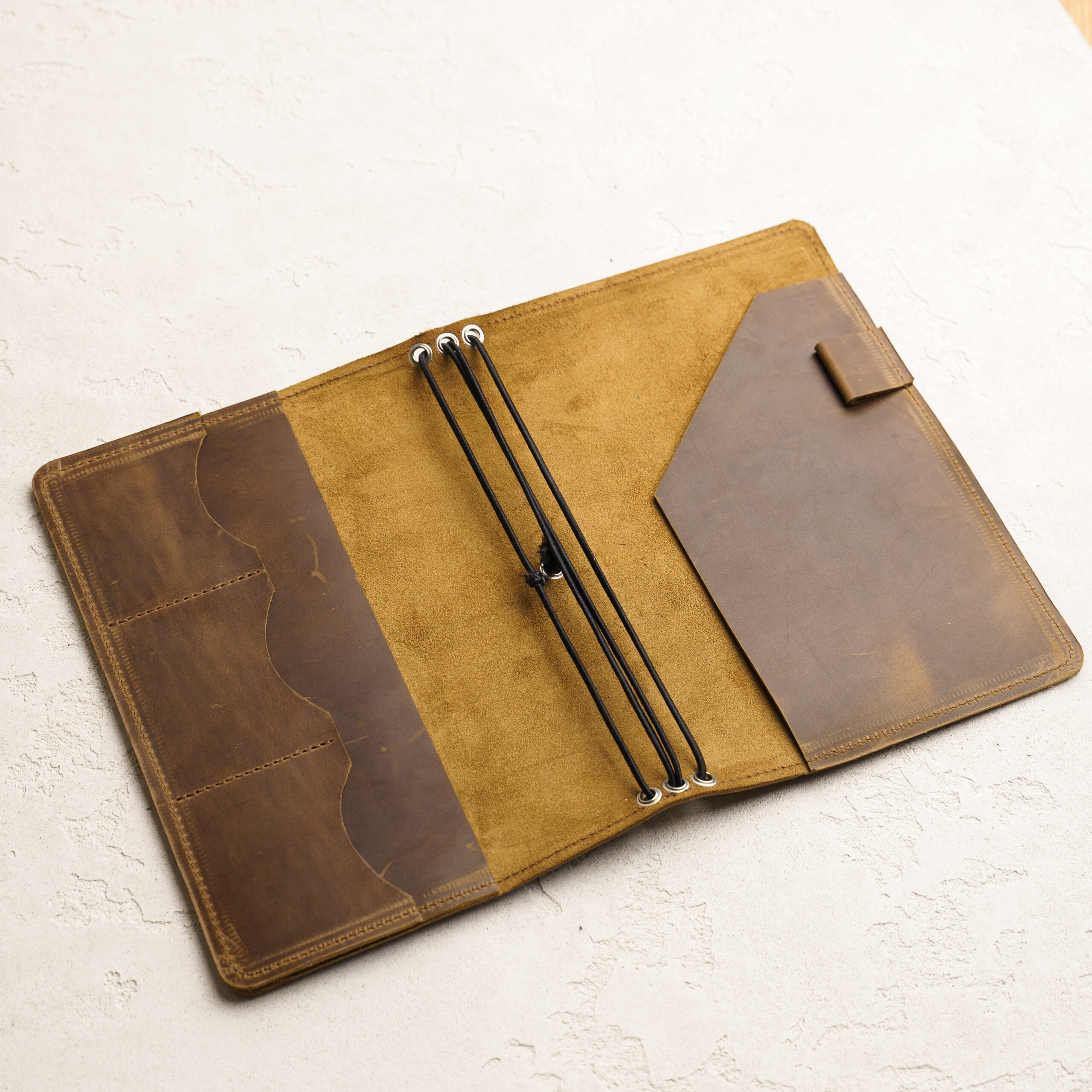 An application scenario or product detail of custom leather journal covers - Image 23