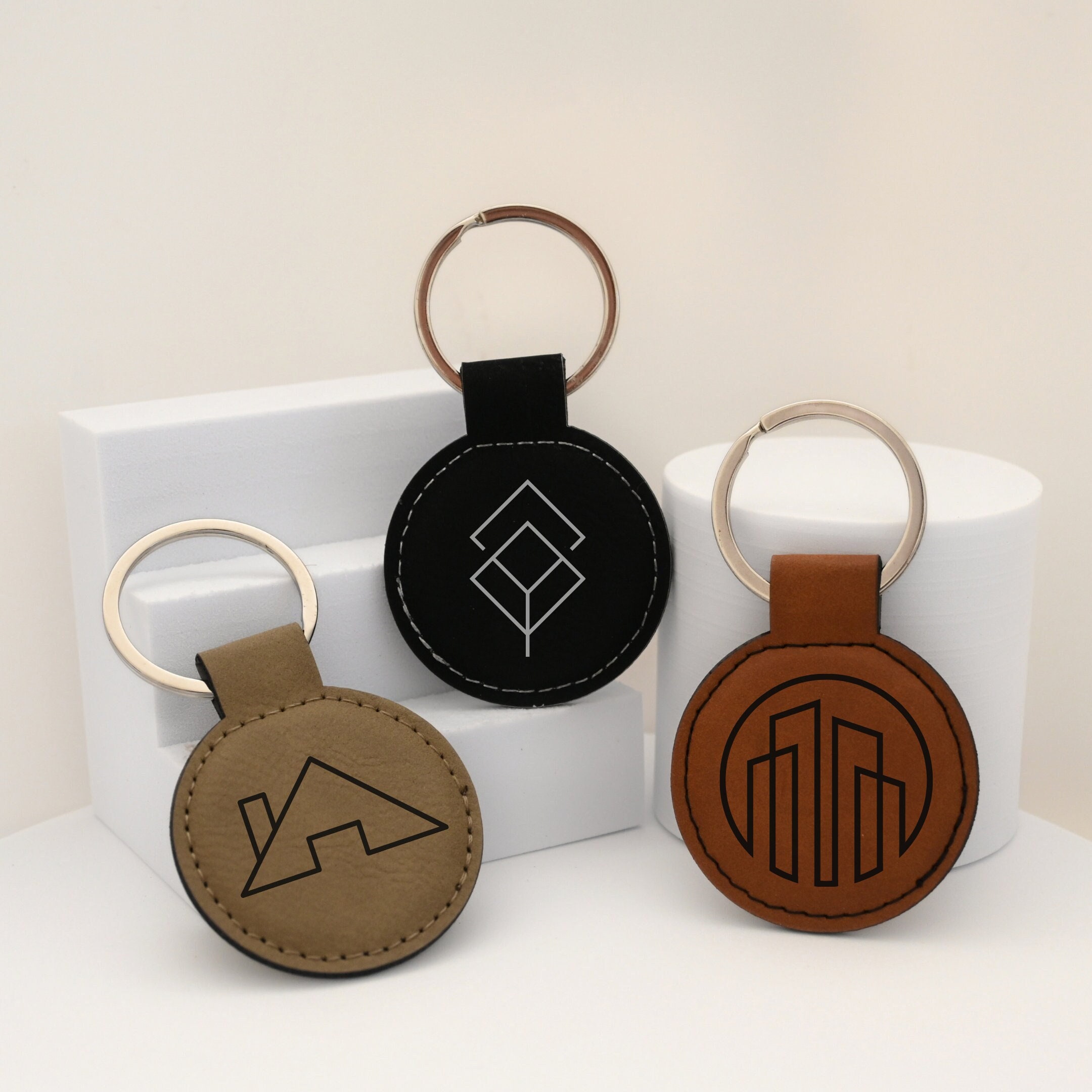 An application scenario or product detail of custom leather keychains - Image 13