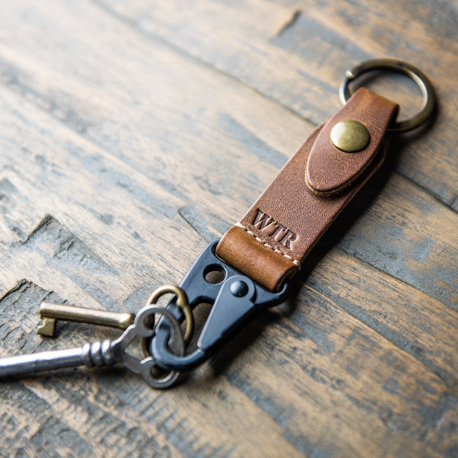 An application scenario or product detail of custom leather keyring - Image 2