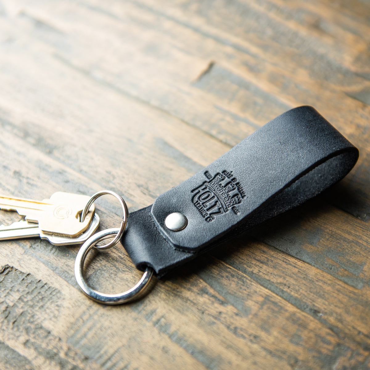 An application scenario or product detail of custom leather keyring - Image 21