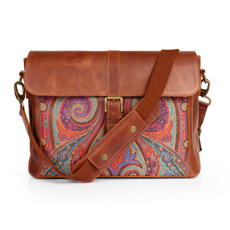 An application scenario or product detail of custom leather laptop bag - Image 13