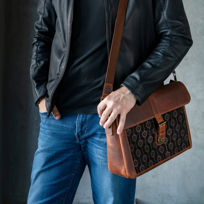 An application scenario or product detail of custom leather laptop bag - Image 15