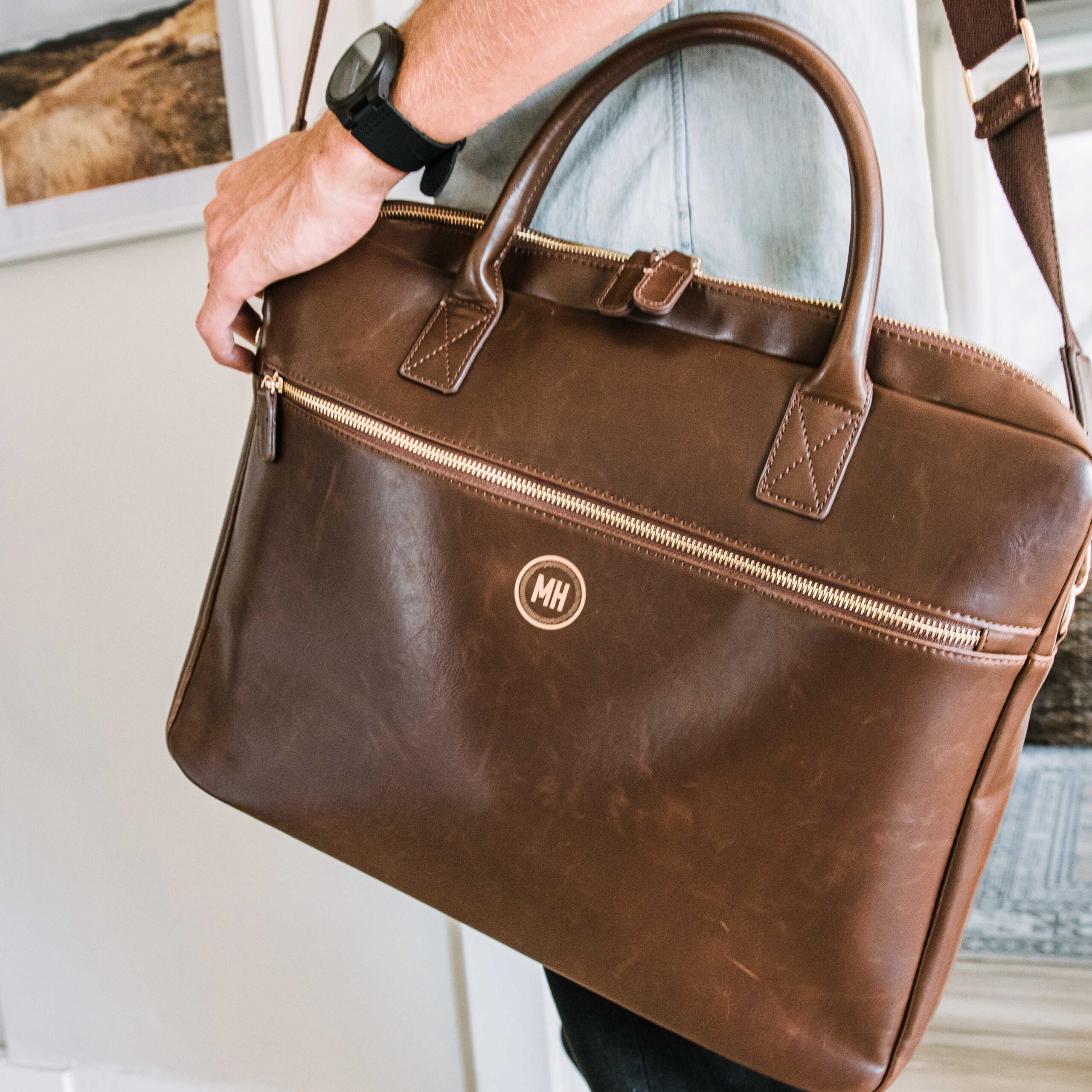 An application scenario or product detail of custom leather laptop bag - Image 17