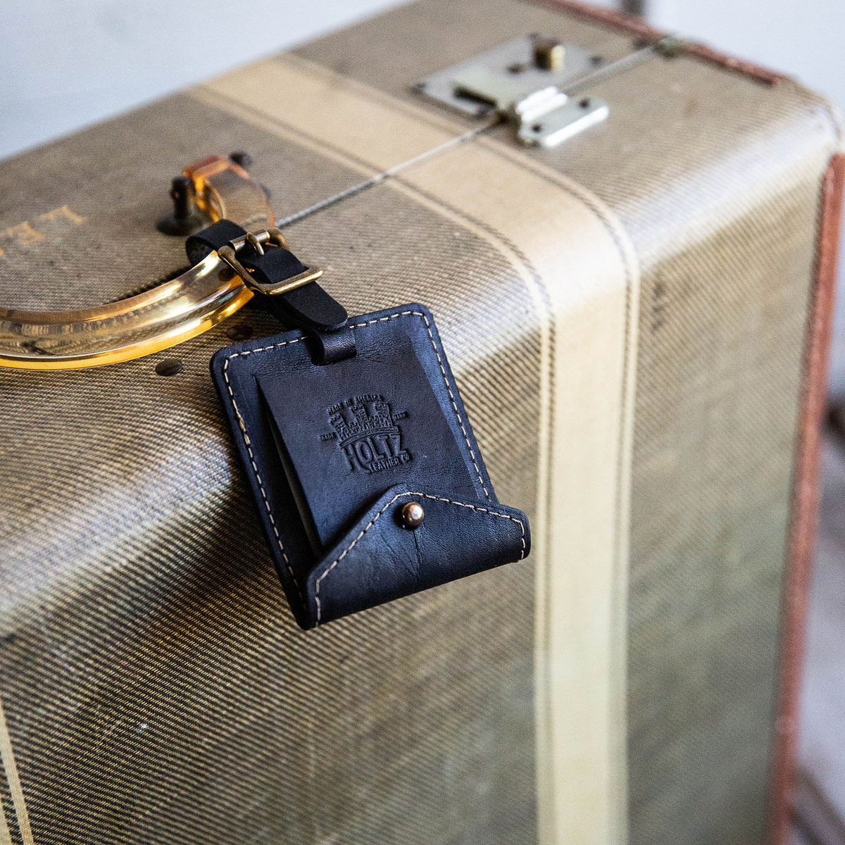 An application scenario or product detail of custom leather luggage - Image 4
