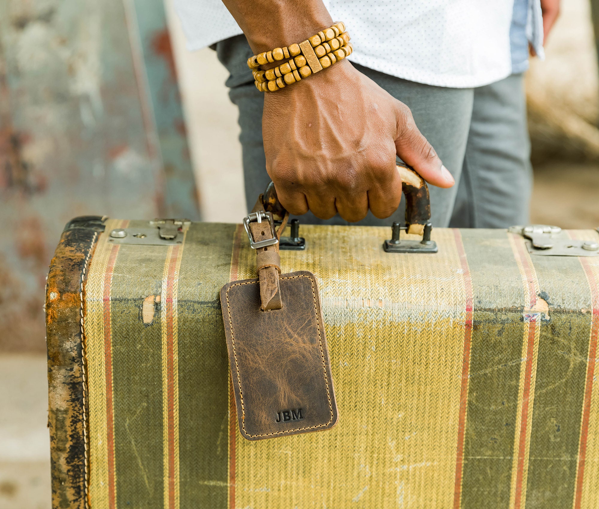 An application scenario or product detail of custom leather luggage - Image 15