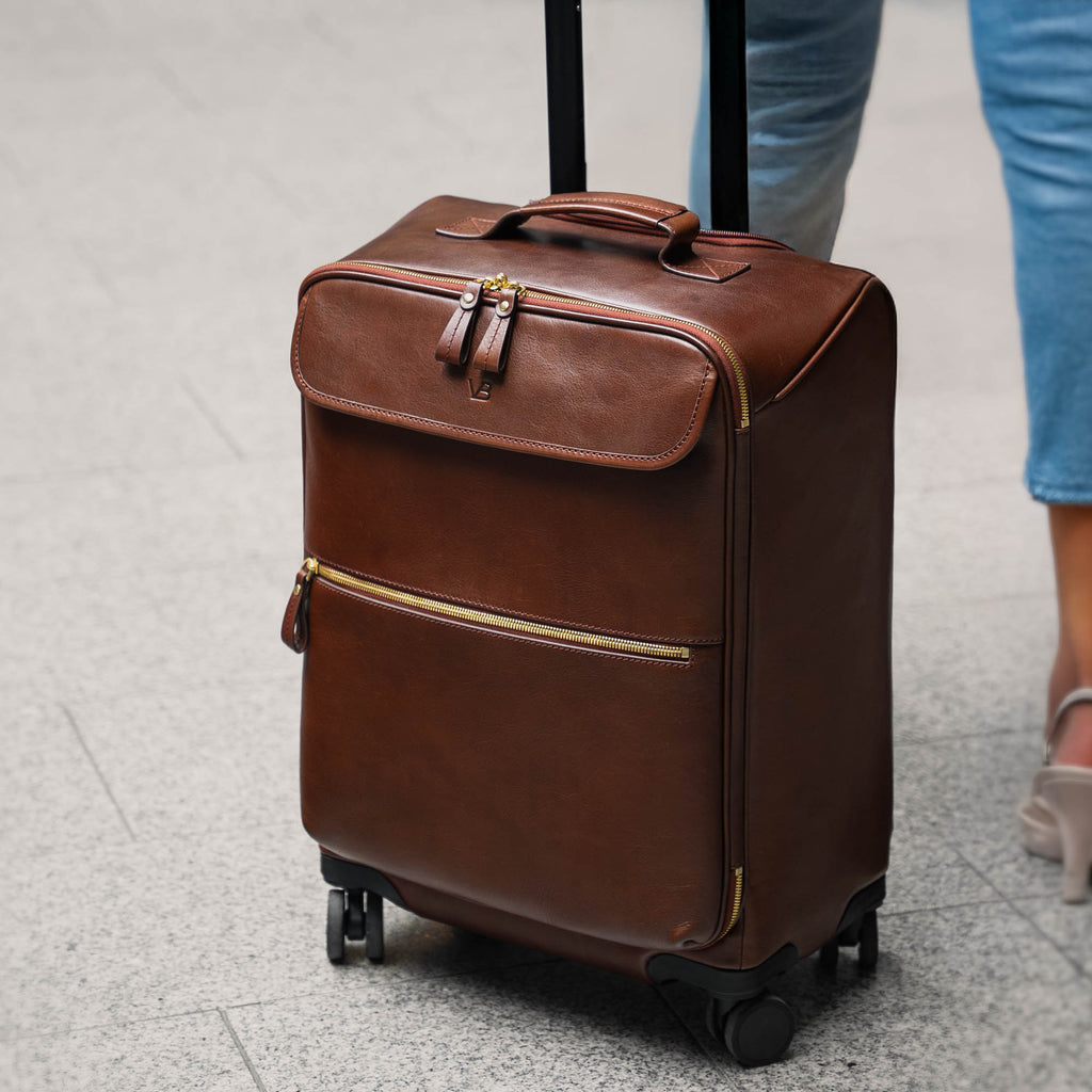 An application scenario or product detail of custom leather luggage - Image 19