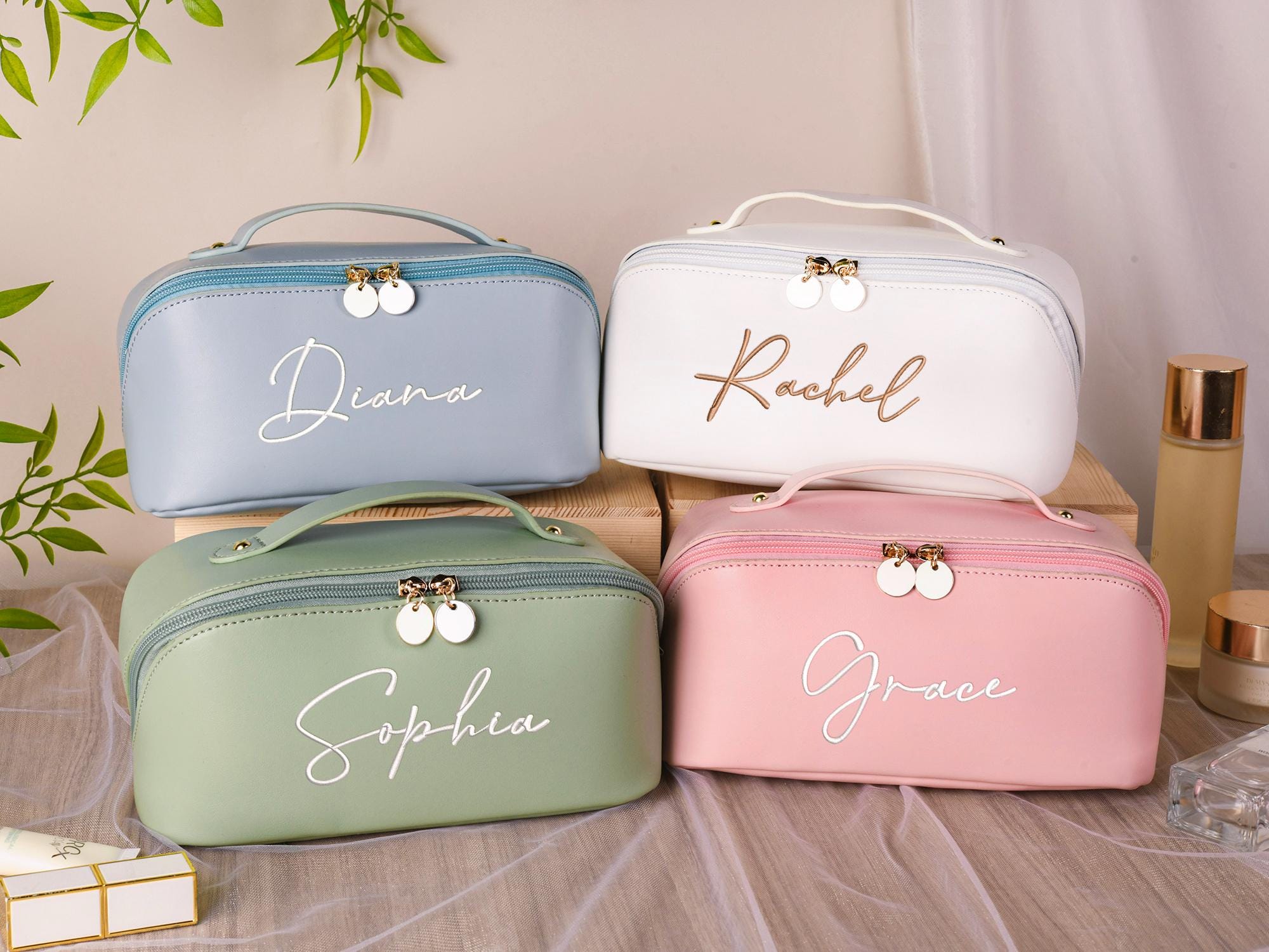 An application scenario or product detail of custom leather makeup bags - Image 11