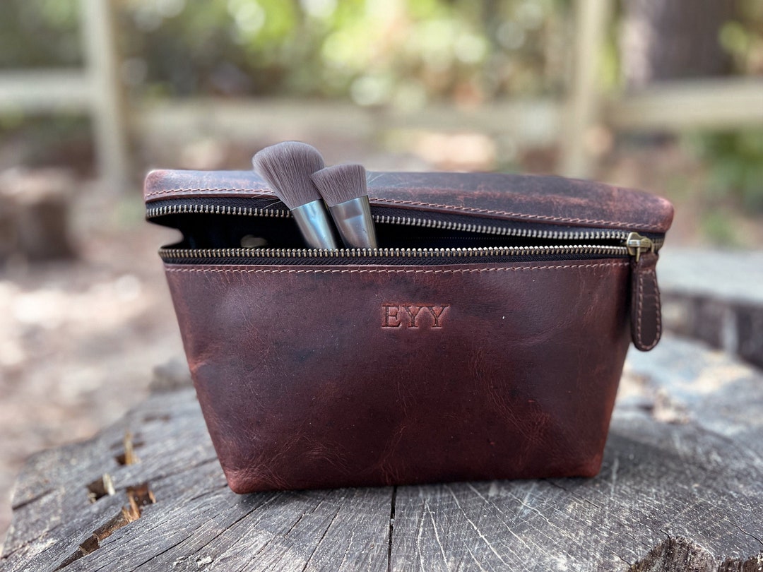 An application scenario or product detail of custom leather makeup bags - Image 18