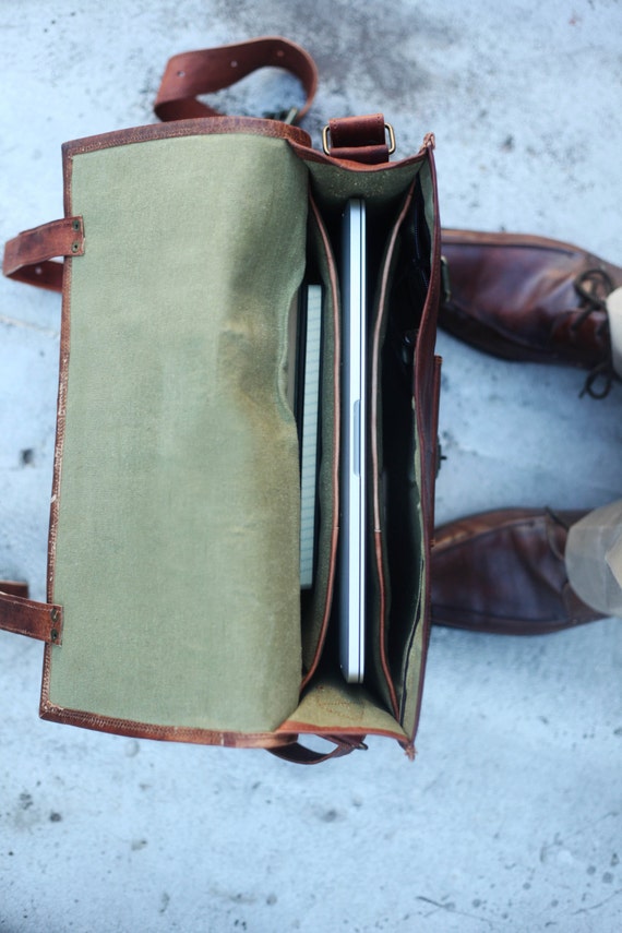 An application scenario or product detail of custom leather messenger bags - Image 3