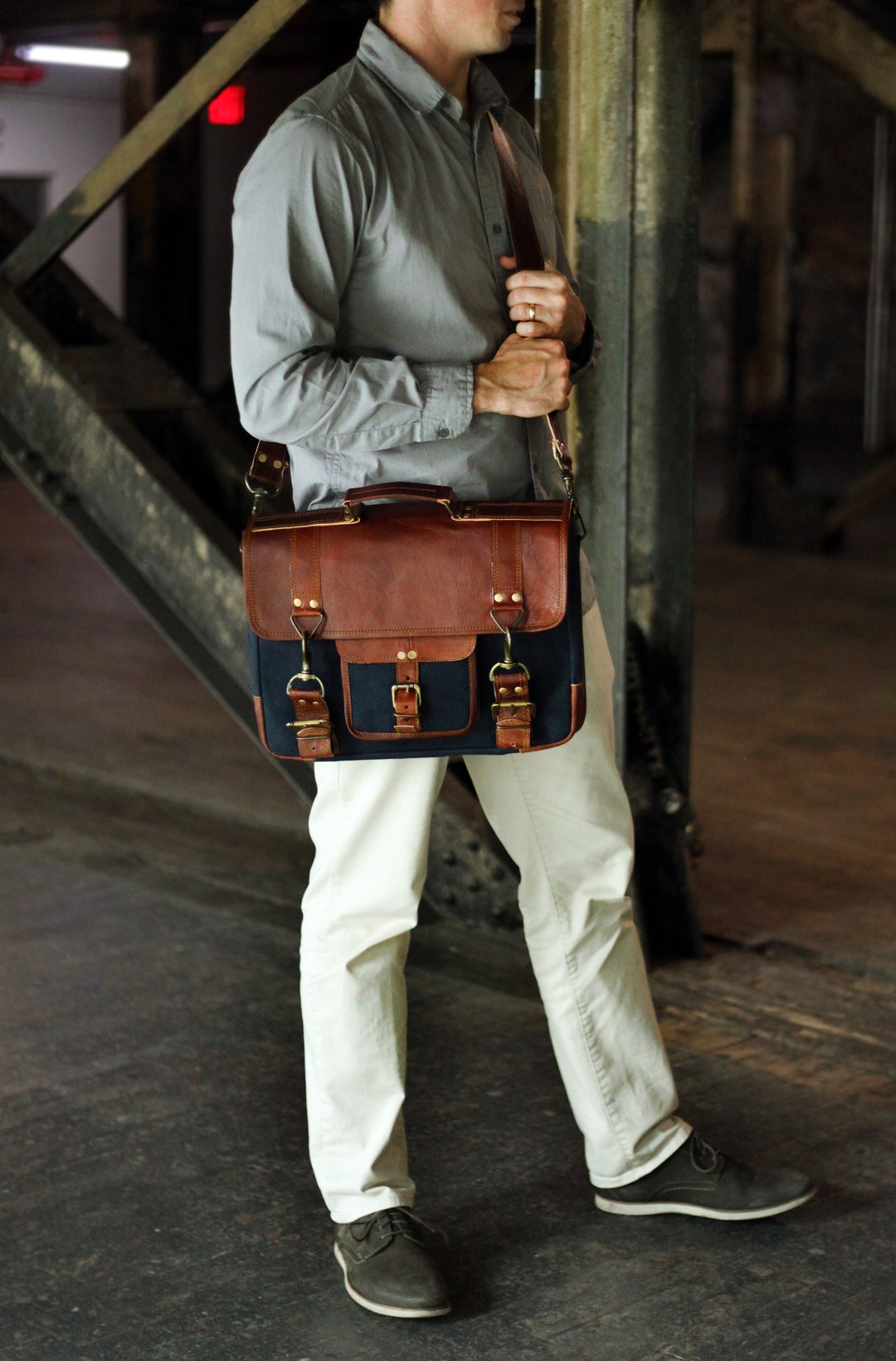 An application scenario or product detail of custom leather messenger bags - Image 4