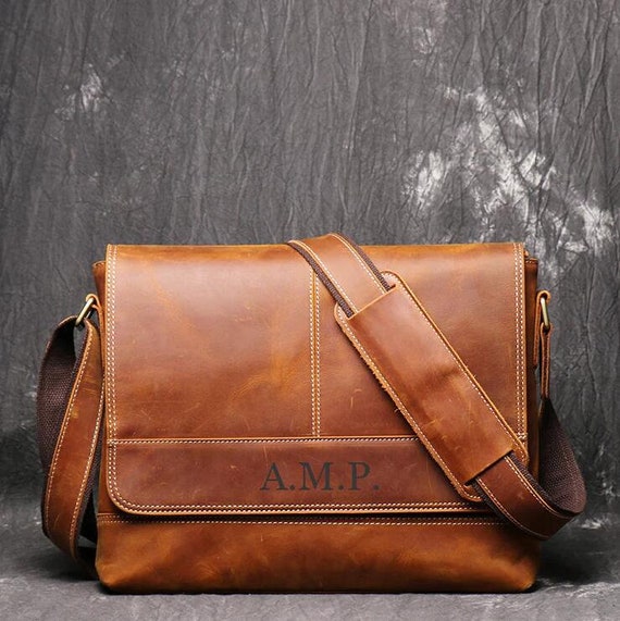 An application scenario or product detail of custom leather messenger bags - Image 9