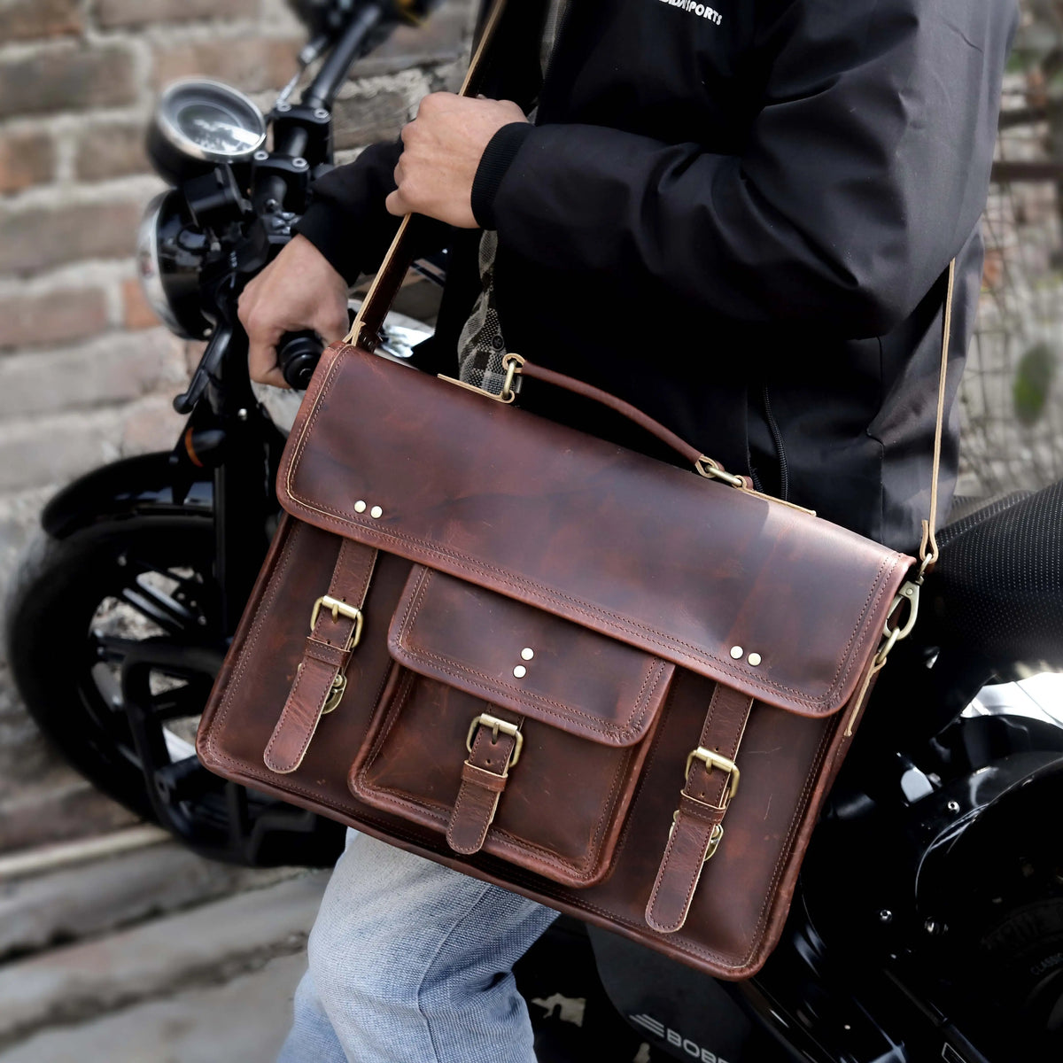 An application scenario or product detail of custom leather messenger bags - Image 11