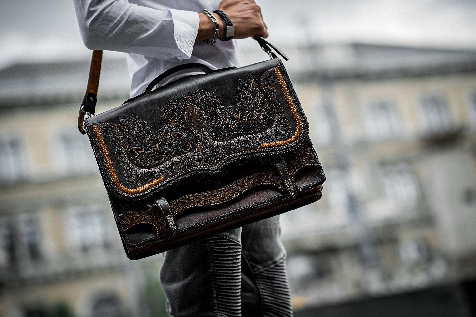 An application scenario or product detail of custom leather messenger bags - Image 12
