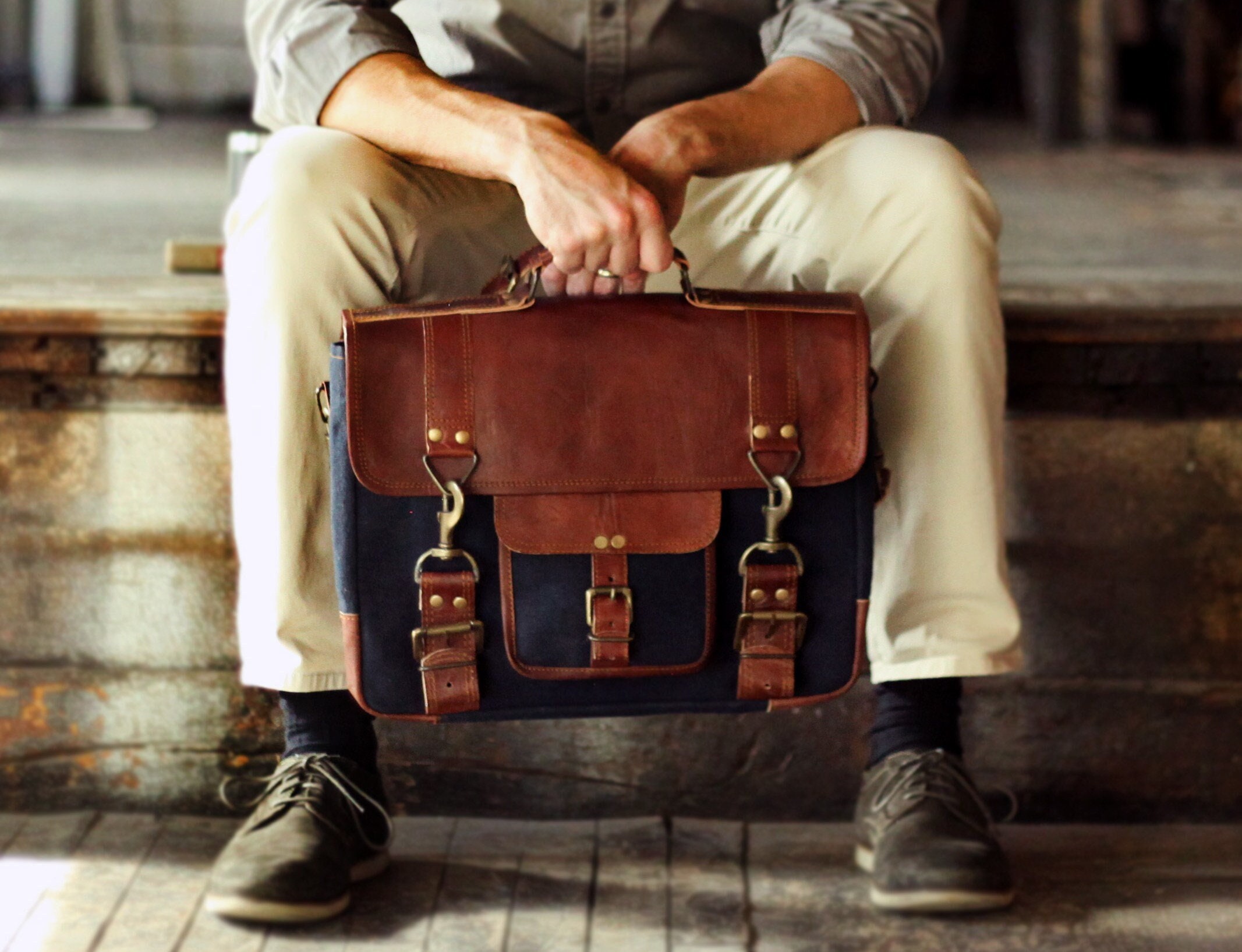 An application scenario or product detail of custom leather messenger bags - Image 13