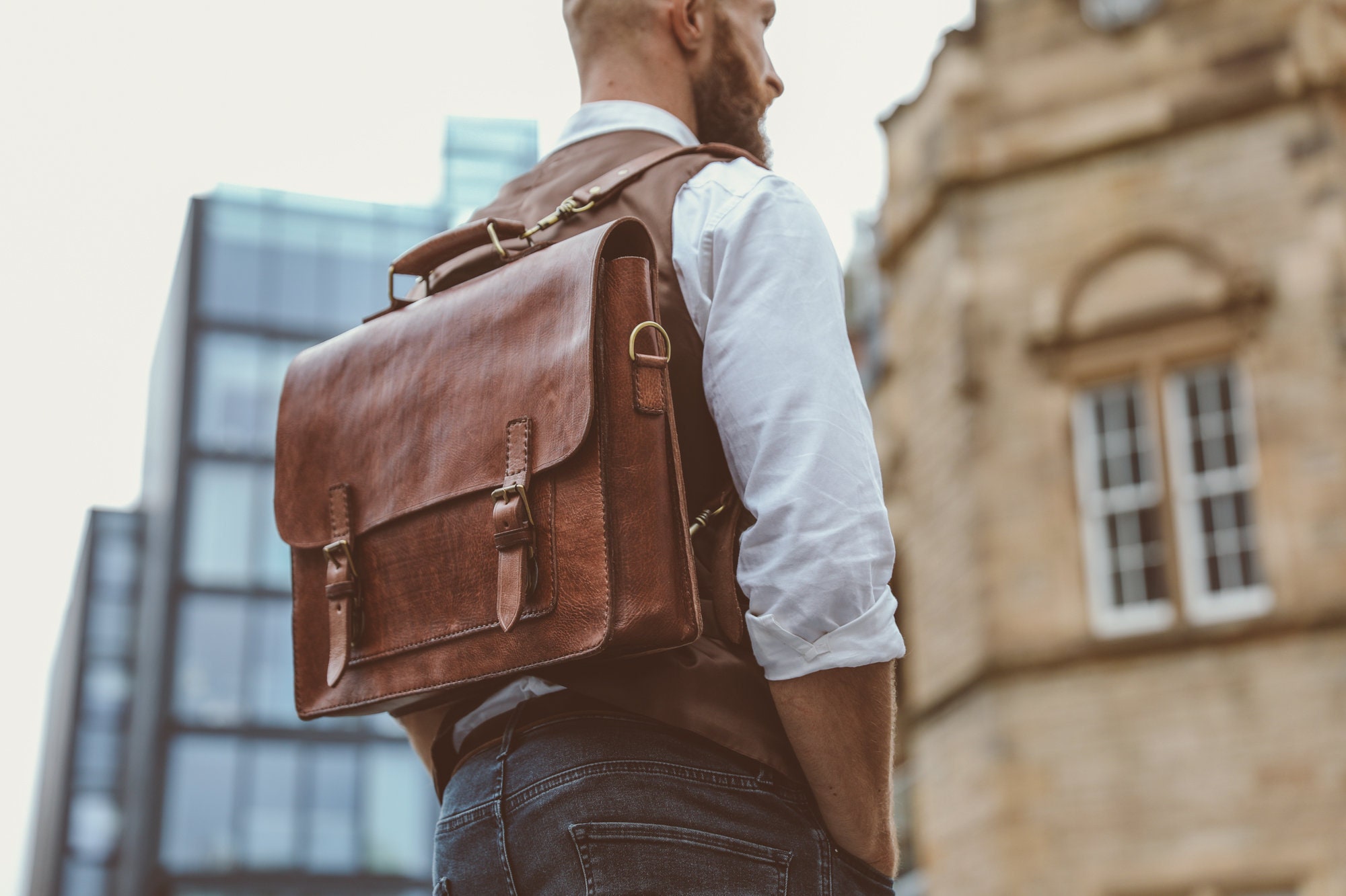 An application scenario or product detail of custom leather messenger bags - Image 20