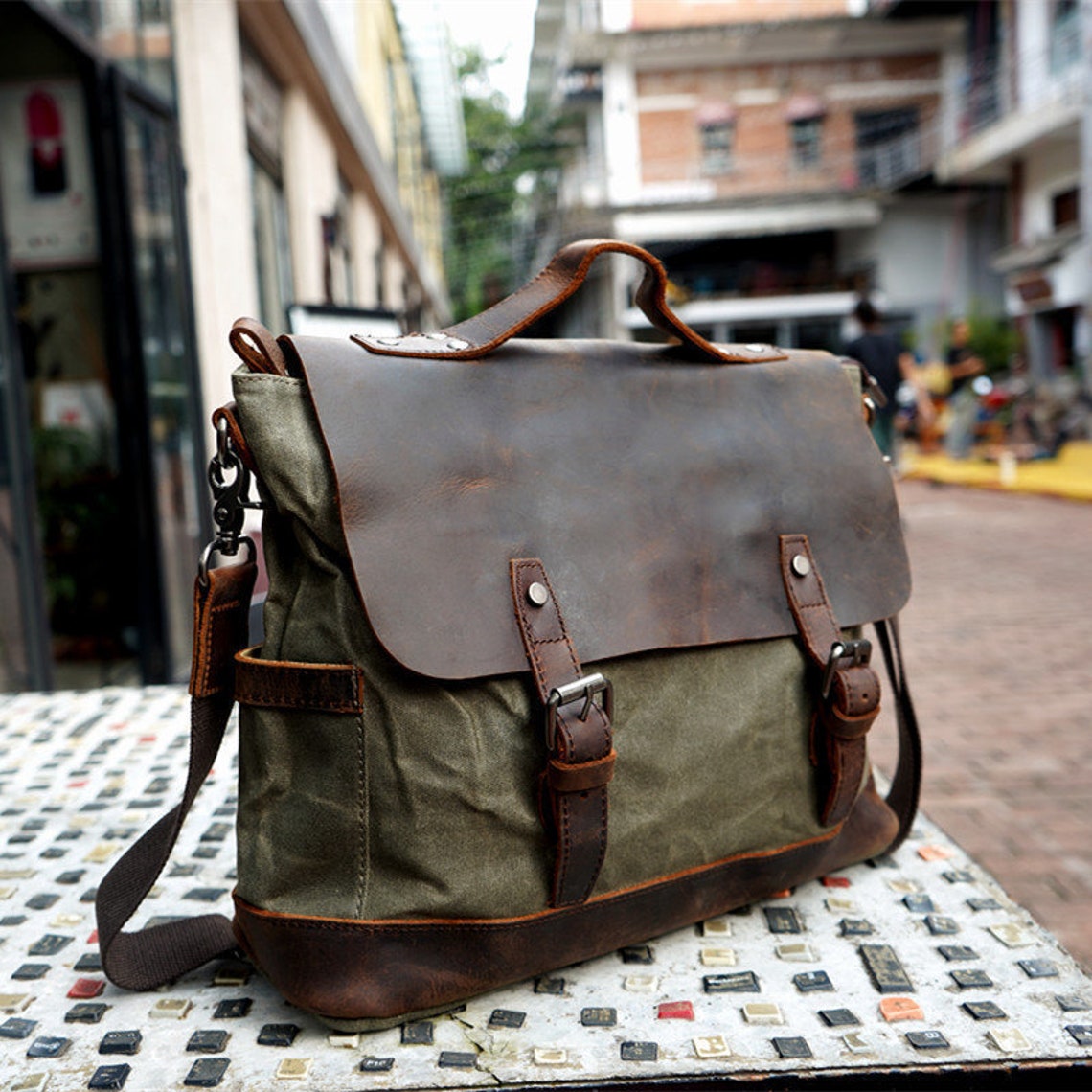 An application scenario or product detail of custom leather messenger bags - Image 21