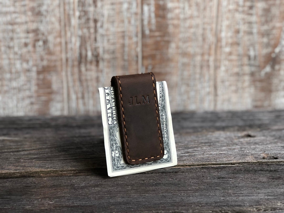 An application scenario or product detail of custom leather money clips - Image 13