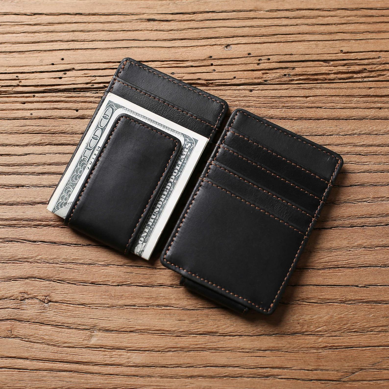 An application scenario or product detail of custom leather money clips - Image 17