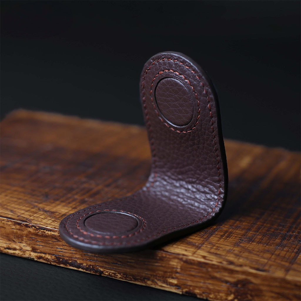An application scenario or product detail of custom leather money clips - Image 21