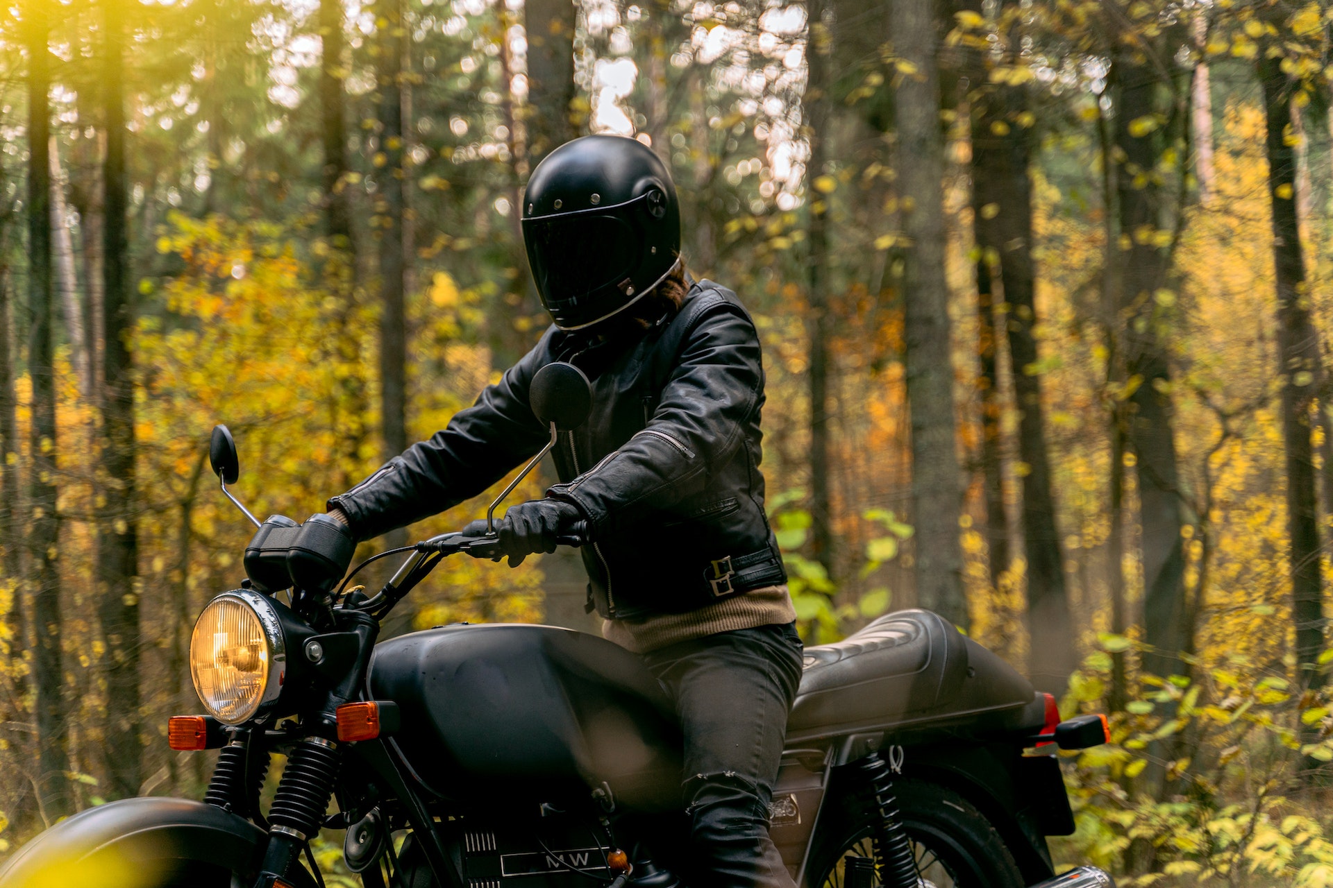 An application scenario or product detail of custom leather motorcycle jackets - Image 15