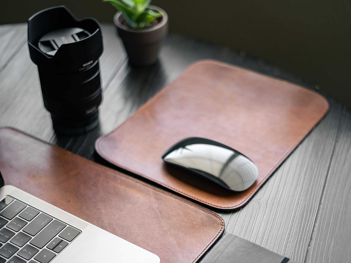 An application scenario or product detail of custom leather mouse pad - Image 5
