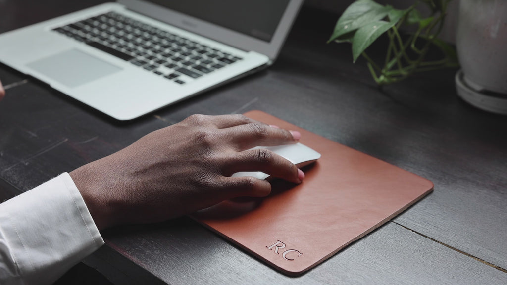 An application scenario or product detail of custom leather mouse pad - Image 14
