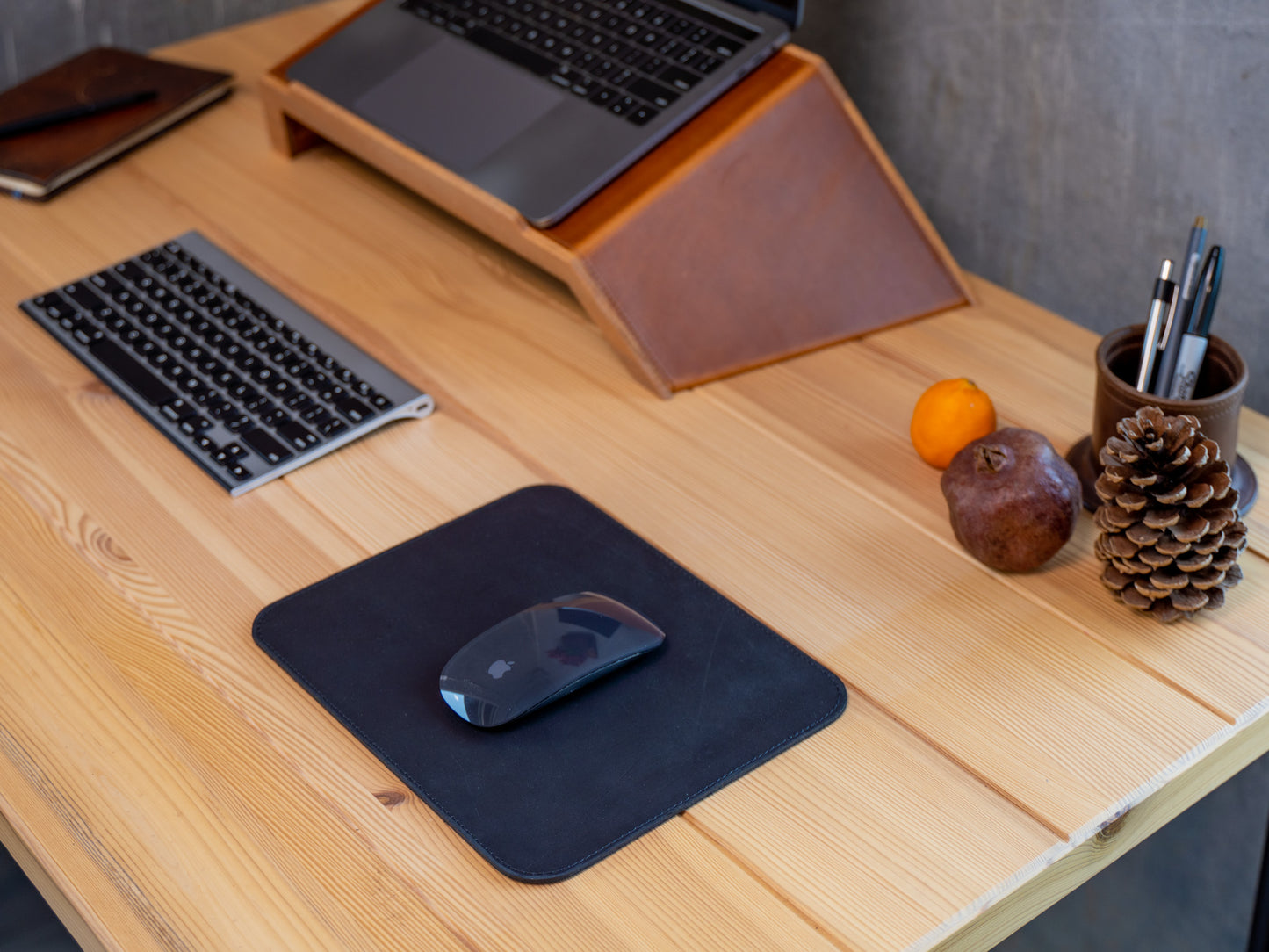 An application scenario or product detail of custom leather mouse pad - Image 17