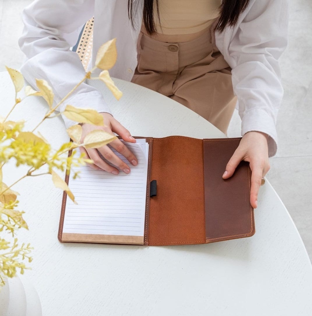An application scenario or product detail of custom leather notepad - Image 4