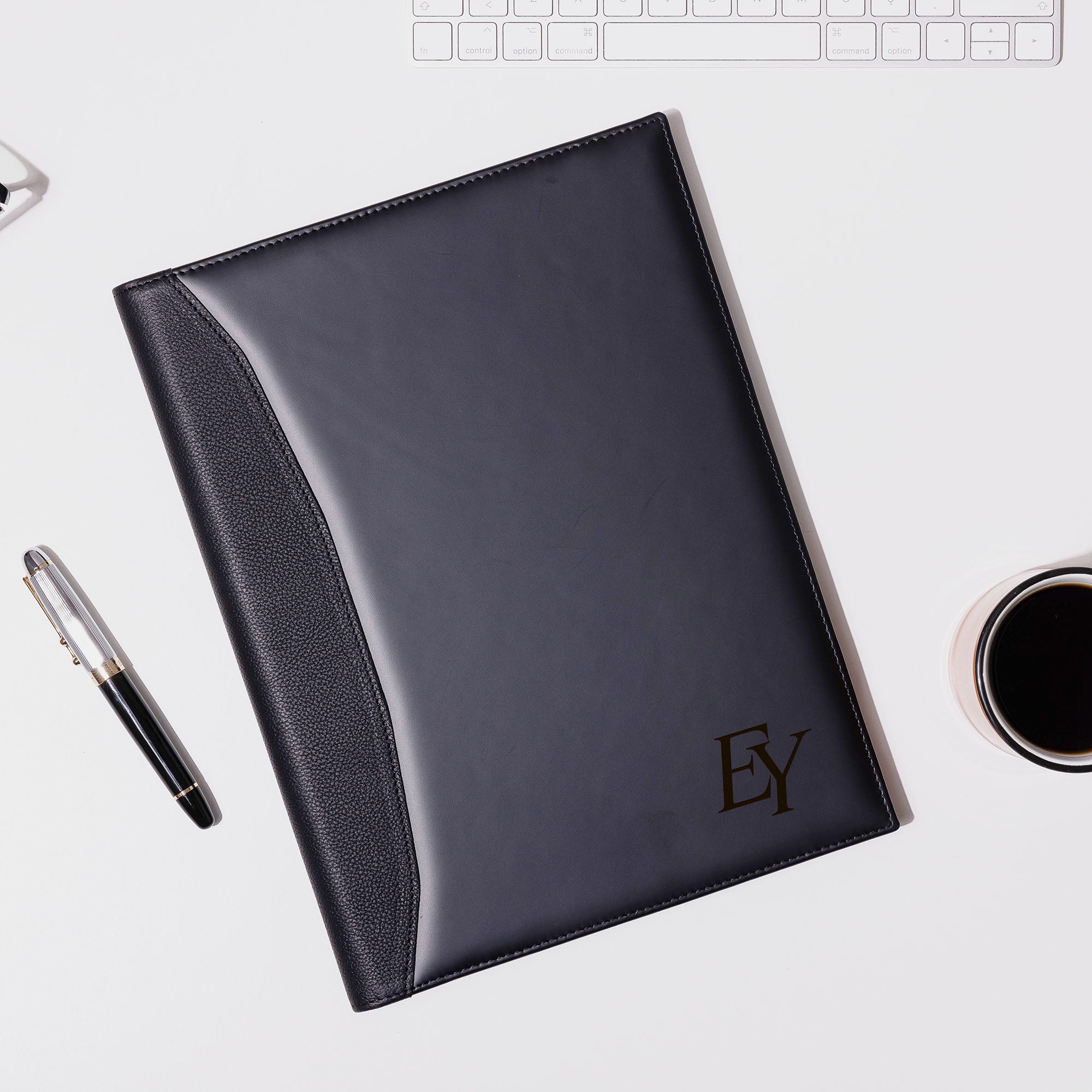 An application scenario or product detail of custom leather padfolio - Image 17
