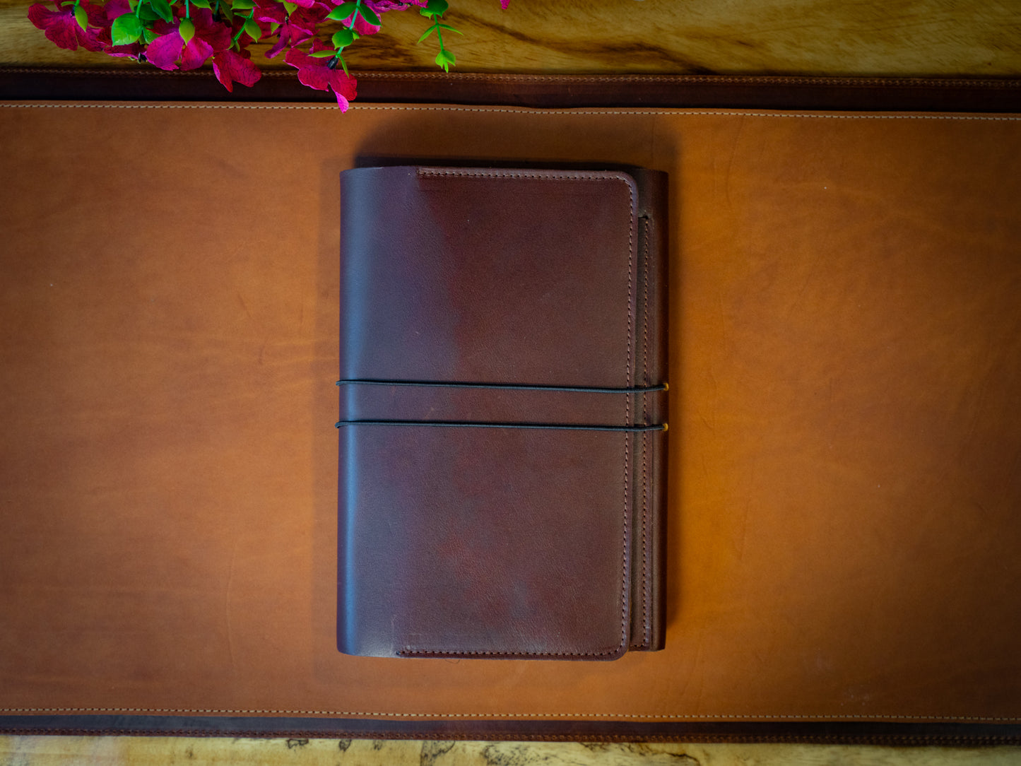An application scenario or product detail of custom leather padfolio - Image 21