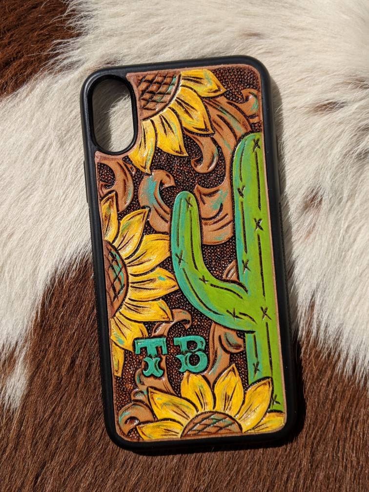 An application scenario or product detail of custom leather phone case - Image 19