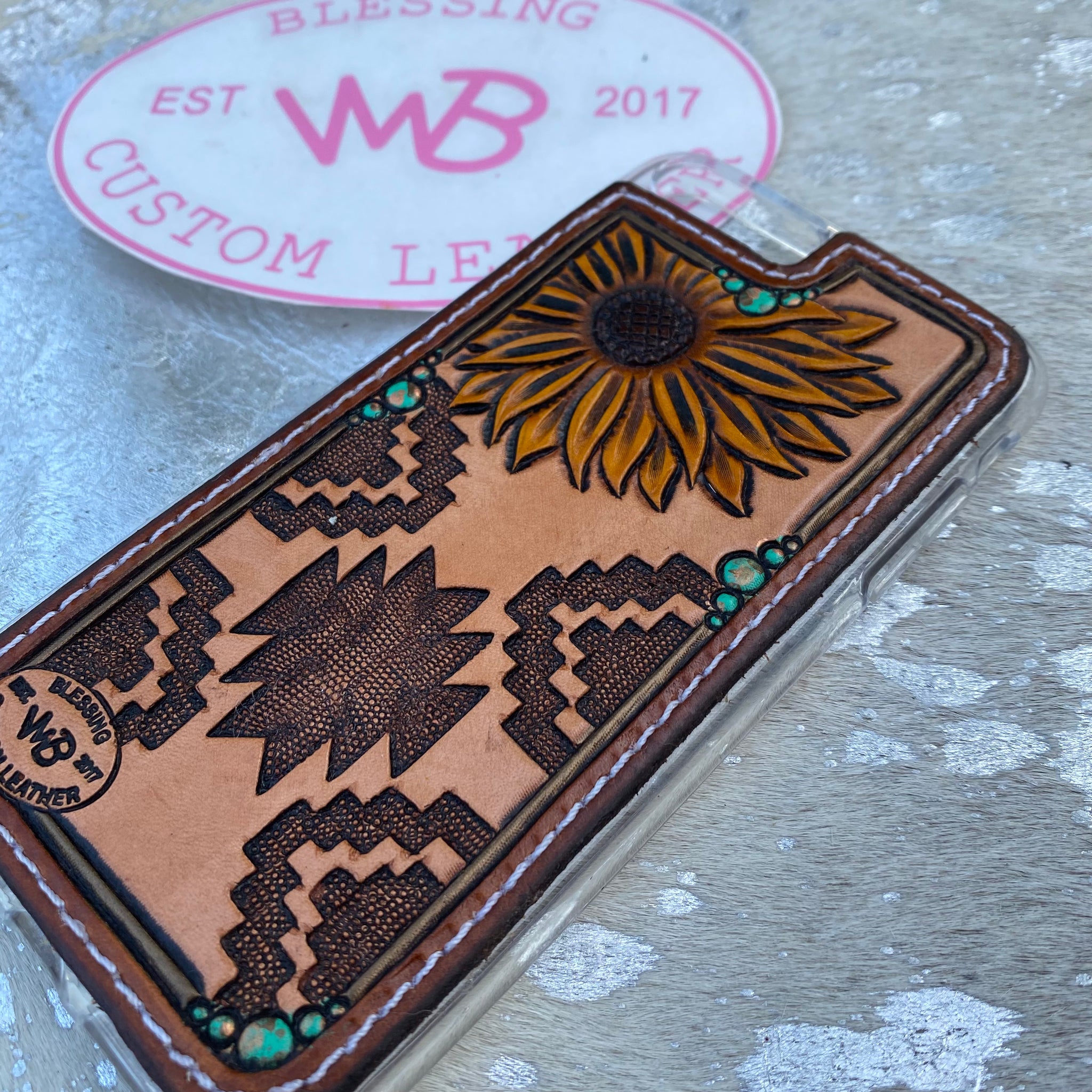 An application scenario or product detail of custom leather phone cases - Image 15