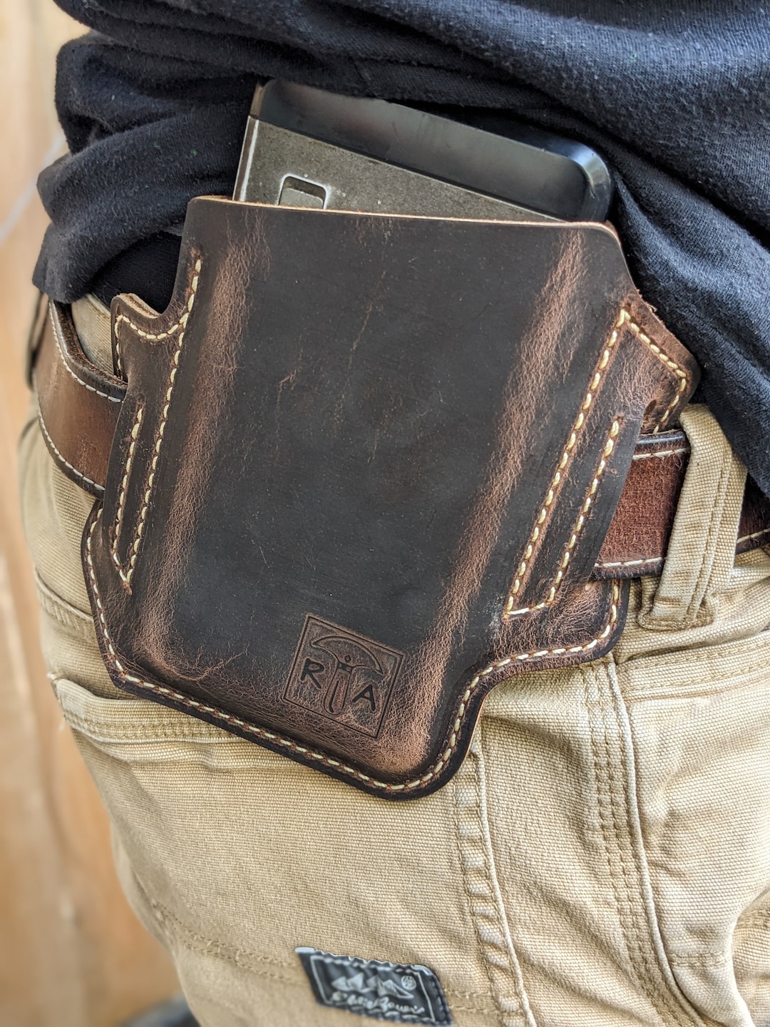 An application scenario or product detail of custom leather phone holster - Image 4