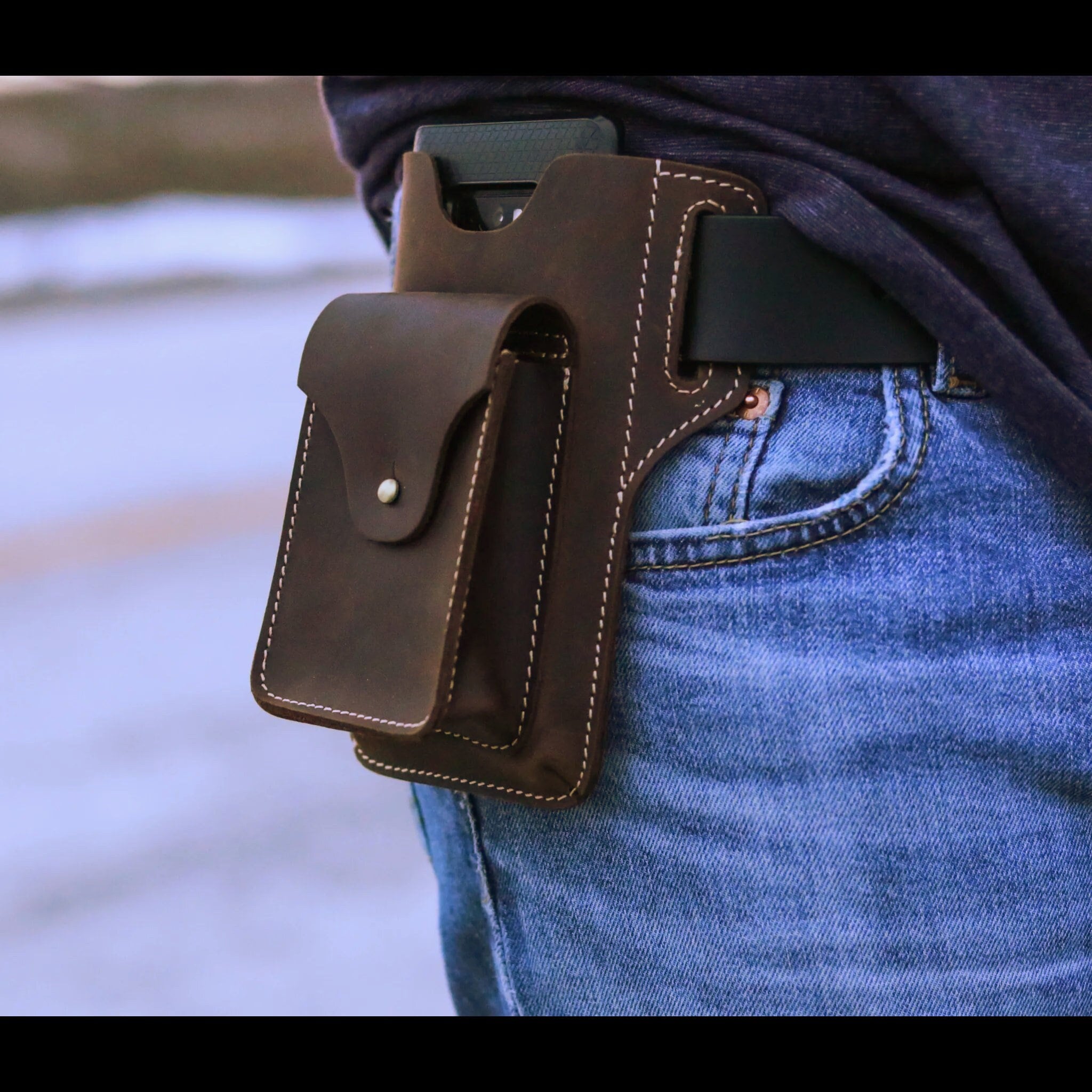 An application scenario or product detail of custom leather phone holster - Image 10