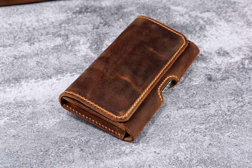 An application scenario or product detail of custom leather phone holster - Image 14