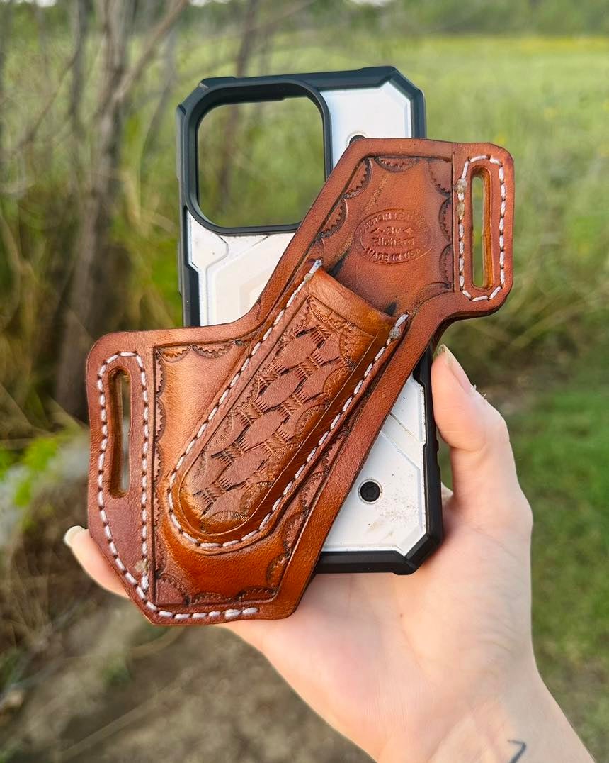 An application scenario or product detail of custom leather phone holster - Image 16