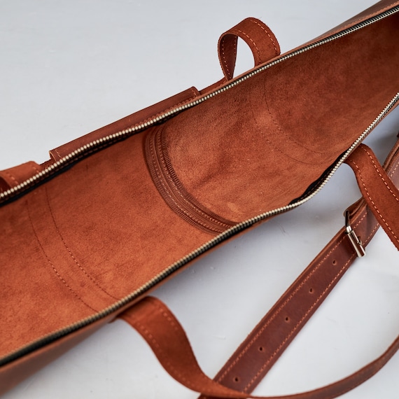 An application scenario or product detail of custom leather pool cue cases - Image 2