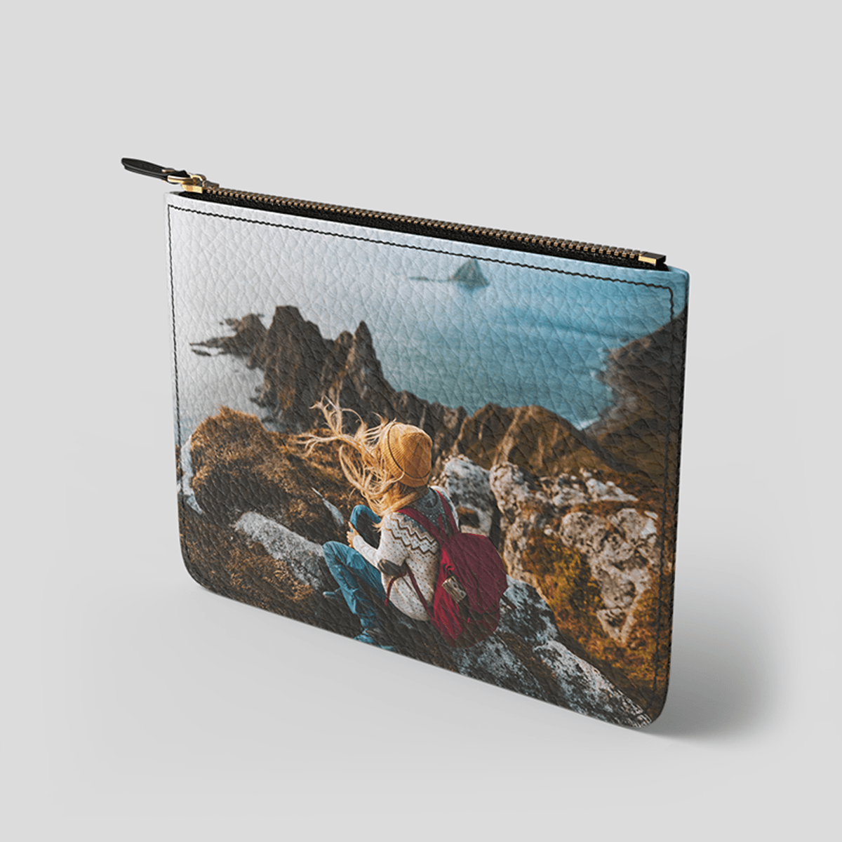 An application scenario or product detail of custom leather pouches - Image 8