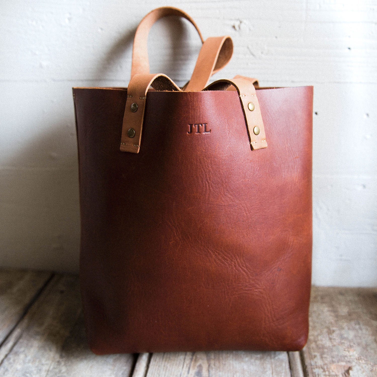 An application scenario or product detail of custom leather purse - Image 14