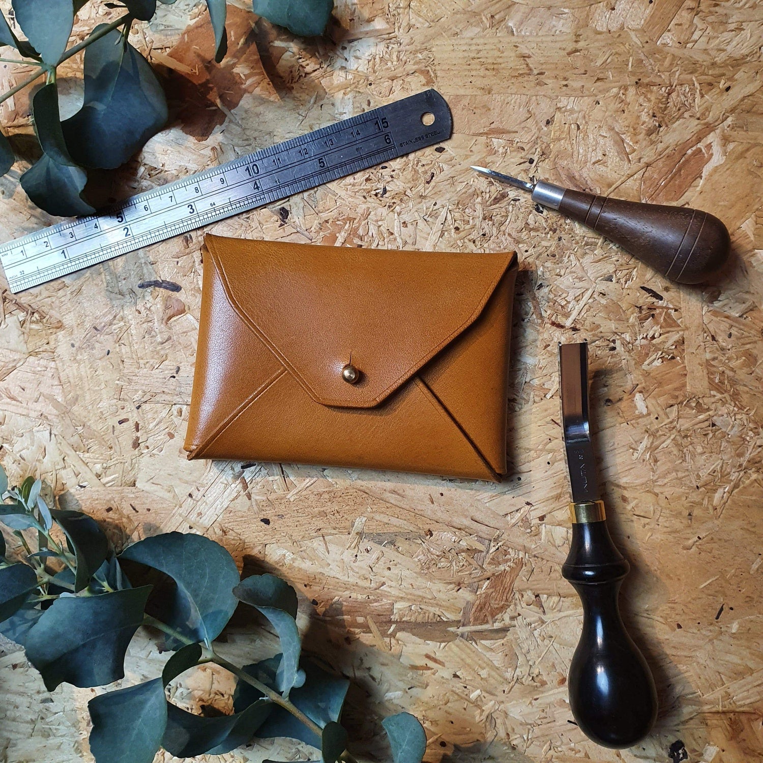 An application scenario or product detail of custom leather purse - Image 21