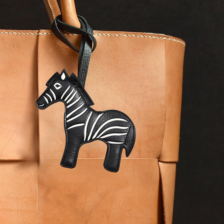 An application scenario or product detail of custom leather purses - Image 19