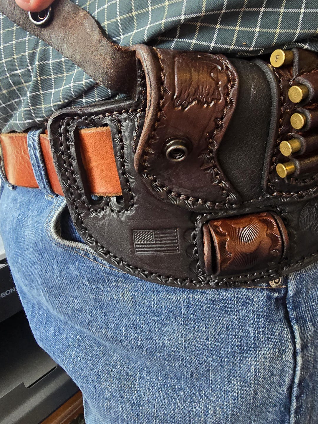 An application scenario or product detail of custom leather revolver holsters - Image 11