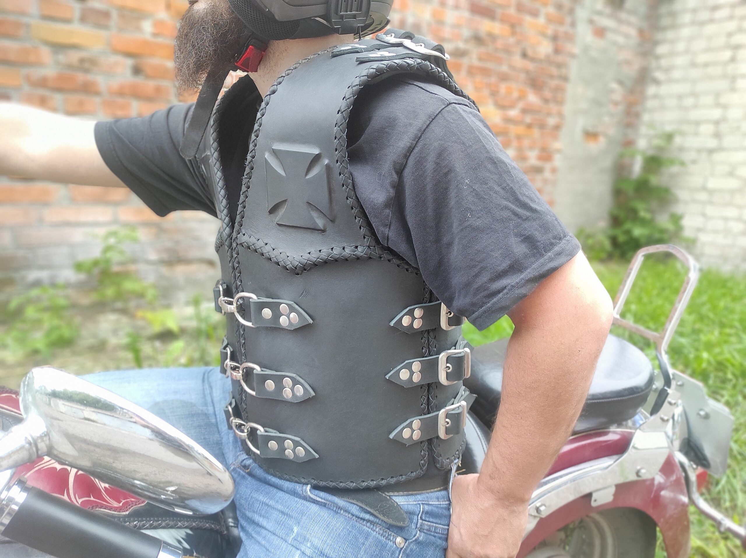 An application scenario or product detail of custom leather riding vest - Image 9