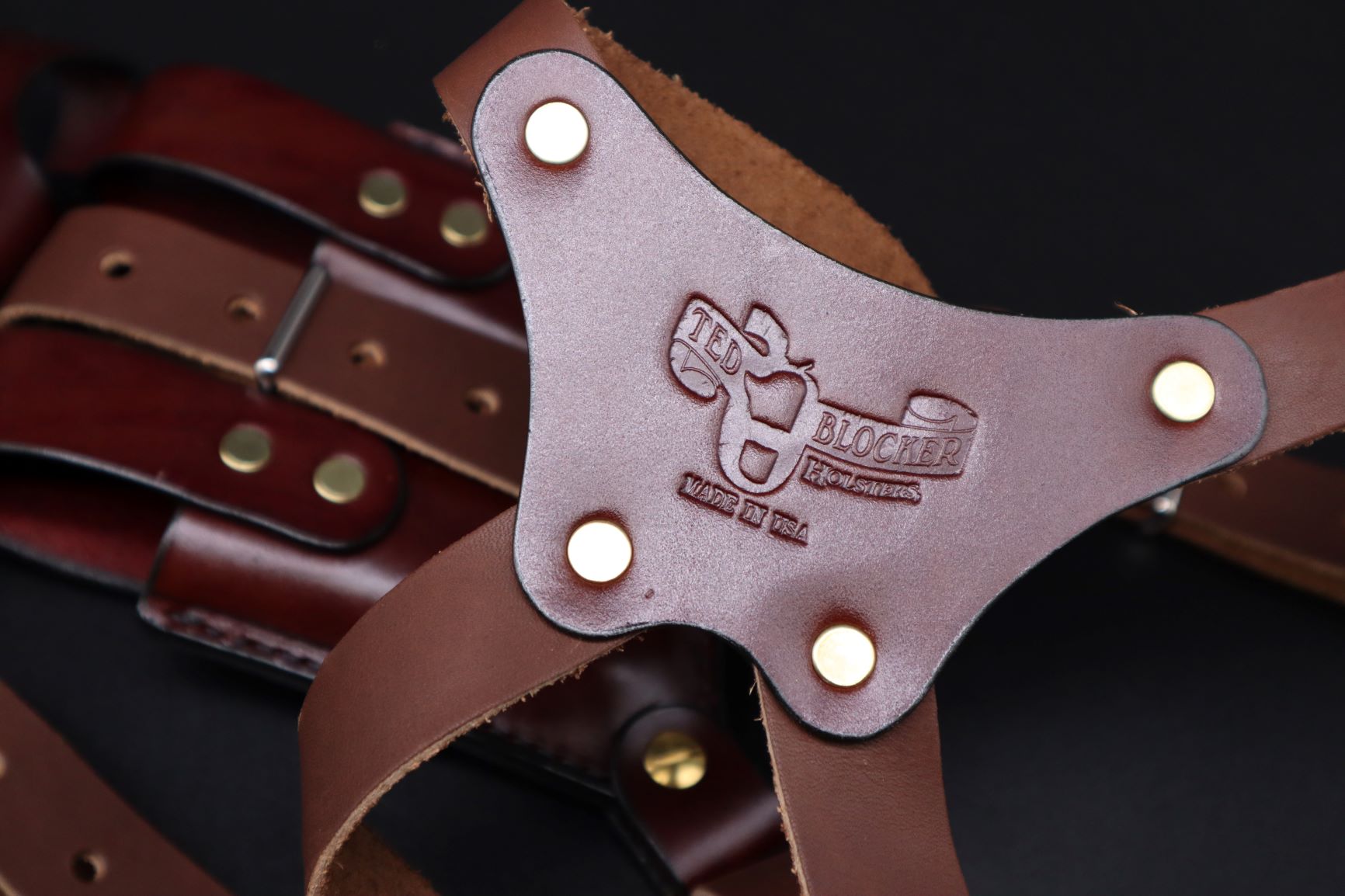 An application scenario or product detail of custom leather shoulder holster - Image 17