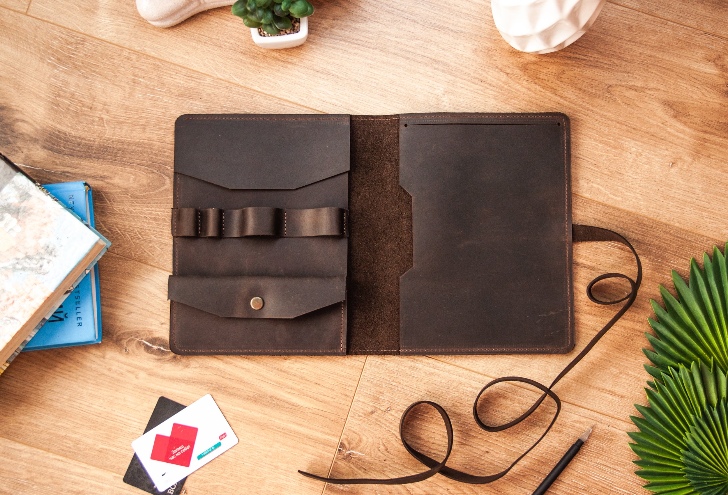 An application scenario or product detail of custom leather sketchbook - Image 9