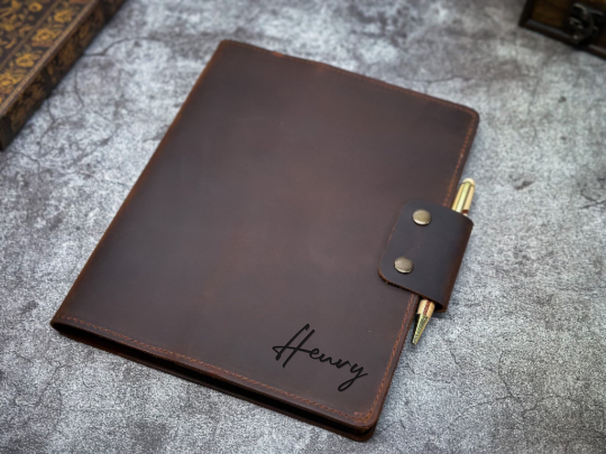 An application scenario or product detail of custom leather sketchbook - Image 17