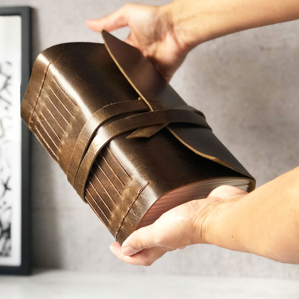 An application scenario or product detail of custom leather sketchbook - Image 19