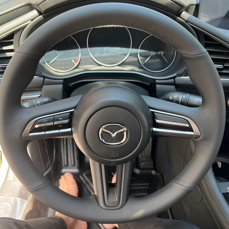 An application scenario or product detail of custom leather steering wheel covers - Image 17